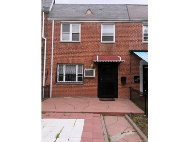This exceptional townhouse features 4 bedrooms and 3 bathrooms - photo 1