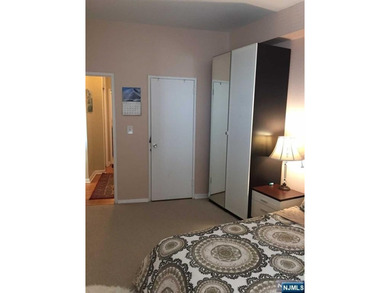 Penthouse floor with 9 foot ceilings, this, one bedroom/one bath - photo 11