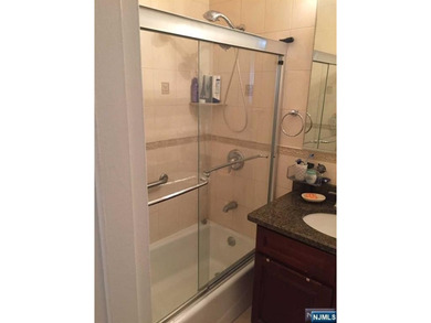 Penthouse floor with 9 foot ceilings, this, one bedroom/one bath - photo 15