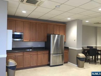 Penthouse floor with 9 foot ceilings, this, one bedroom/one bath - photo 26