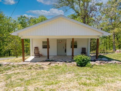 Charming Fully Remodeled Tiny Home Near the Water! This adorable - photo 3