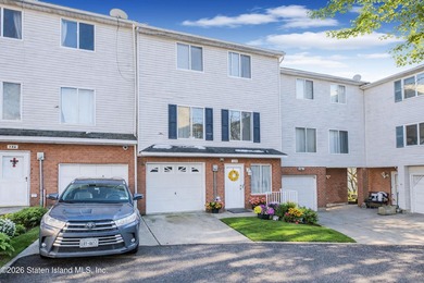 Beautifully maintained 4 bedroom, 4 bath townhome located in the - photo 1