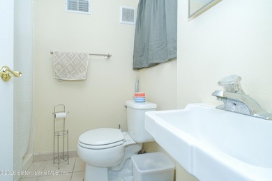 Beautifully maintained 4 bedroom, 4 bath townhome located in the - photo 5