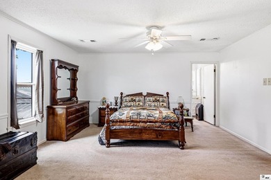 Welcome to your own private retreat! This stunning 4 bedroom, 4 - photo 11