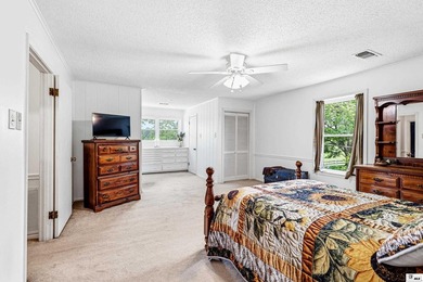 Welcome to your own private retreat! This stunning 4 bedroom, 4 - photo 12