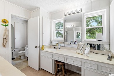 Welcome to your own private retreat! This stunning 4 bedroom, 4 - photo 13