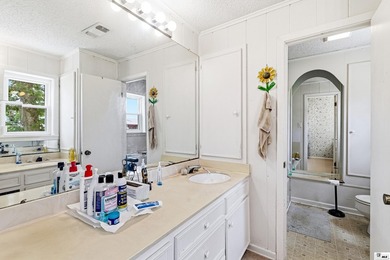 Welcome to your own private retreat! This stunning 4 bedroom, 4 - photo 14