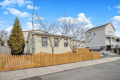 Rare opportunity at 5 Milbank Road in New Dorp Beach, Staten - photo 3