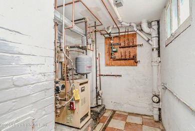 Rare opportunity at 5 Milbank Road in New Dorp Beach, Staten - photo 10
