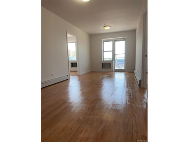 Conveniently located near Main St, 15 min away from 7 train - photo 2
