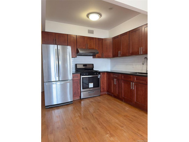 Conveniently located near Main St, 15 min away from 7 train - photo 3