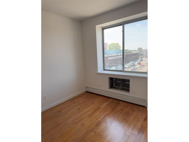 Conveniently located near Main St, 15 min away from 7 train - photo 4