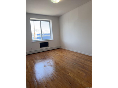Conveniently located near Main St, 15 min away from 7 train - photo 5