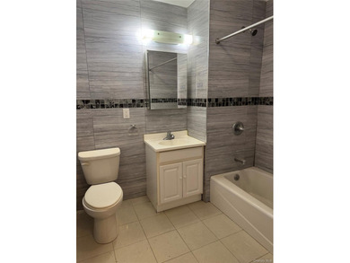 Conveniently located near Main St, 15 min away from 7 train - photo 7