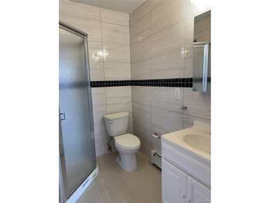 Conveniently located near Main St, 15 min away from 7 train - photo 8