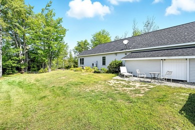 This beautifully maintained 2-bedroom, 2-bath lakefront home - photo 12