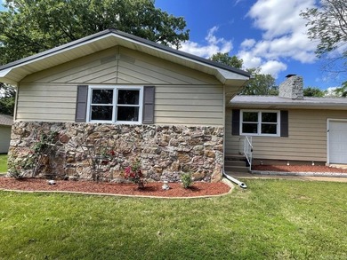 Refreshed, move-in-ready 3-bedroom 2-bath 1260 sq ft home with a - photo 3