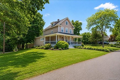 Welcome to this beautifully maintained home nestled in the heart - photo 3