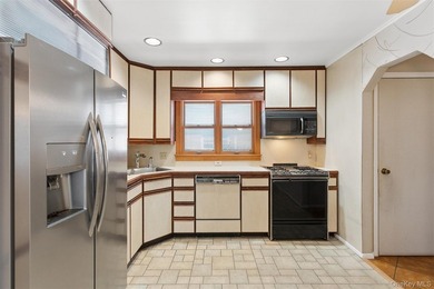 3 bedroom detached ranch with full basement sits midblock on a - photo 10