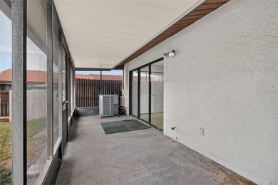 Bright and welcoming end-unit 2-bedroom, 2-bath villa in - photo 22