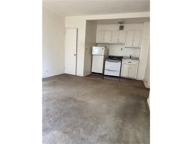 Welcome to this bright and airy studio apartment, offering a - photo 3