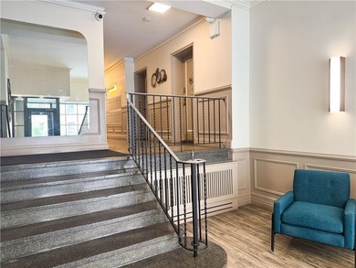 Welcome to this bright and airy studio apartment, offering a - photo 8
