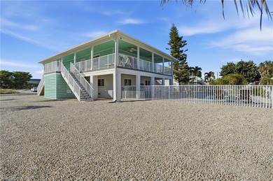 Charming coastal retreat ideally located on the south end of - photo 3