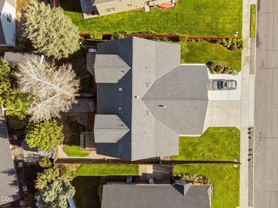 Welcome to this beautifully maintained townhouse in a quiet - photo 11