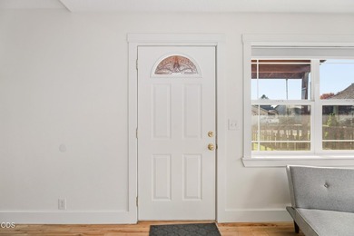 Welcome to this beautifully maintained townhouse in a quiet - photo 12