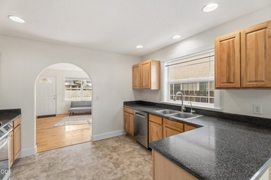 Welcome to this beautifully maintained townhouse in a quiet - photo 16