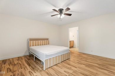 Welcome to this beautifully maintained townhouse in a quiet - photo 22