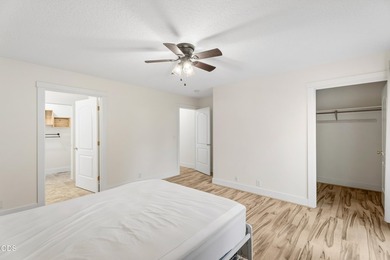 Welcome to this beautifully maintained townhouse in a quiet - photo 23