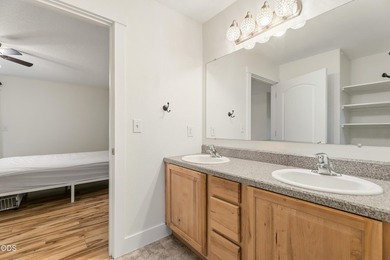 Welcome to this beautifully maintained townhouse in a quiet - photo 25