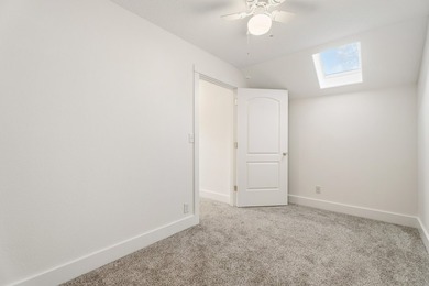 Welcome to this beautifully maintained townhouse in a quiet - photo 33