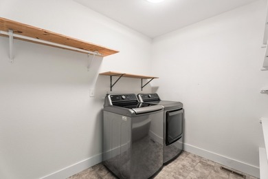 Welcome to this beautifully maintained townhouse in a quiet - photo 34