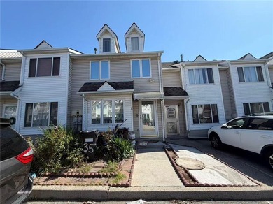 Welcome to 35 Hirsch Lane, a beautifully updated townhouse - photo 2