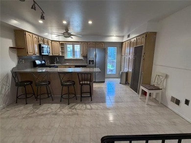 Welcome to 35 Hirsch Lane, a beautifully updated townhouse - photo 4