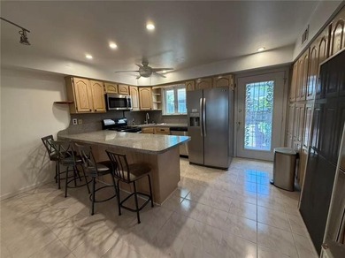 Welcome to 35 Hirsch Lane, a beautifully updated townhouse - photo 5