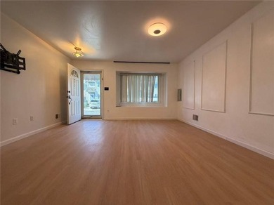 Welcome to 35 Hirsch Lane, a beautifully updated townhouse - photo 6