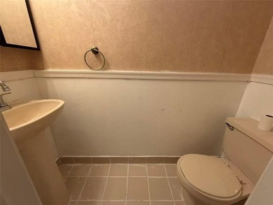 Welcome to 35 Hirsch Lane, a beautifully updated townhouse - photo 9