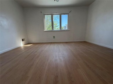 Welcome to 35 Hirsch Lane, a beautifully updated townhouse - photo 10