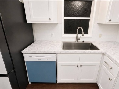 Priced to Sell Fast - One-of-a-Kind 2002 Mobile Home with Garage - photo 8