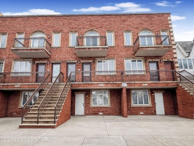 Top-floor 3-bedroom condo offering 1,026 sq/ft of comfortable - photo 1