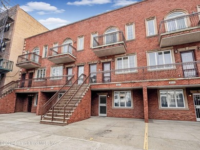 Top-floor 3-bedroom condo offering 1,026 sq/ft of comfortable - photo 2