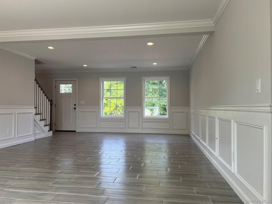 New Center Hall Colonial that features a traditional and modern - photo 4