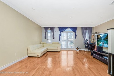 Top-floor 3-bedroom condo offering 1,026 sq/ft of comfortable - photo 4