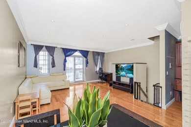 Top-floor 3-bedroom condo offering 1,026 sq/ft of comfortable - photo 5