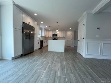 New Center Hall Colonial that features a traditional and modern - photo 6