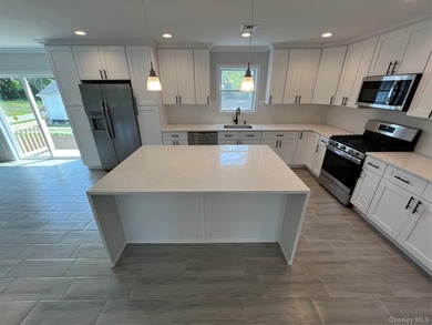 New Center Hall Colonial that features a traditional and modern - photo 8