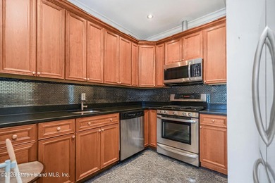 Top-floor 3-bedroom condo offering 1,026 sq/ft of comfortable - photo 10